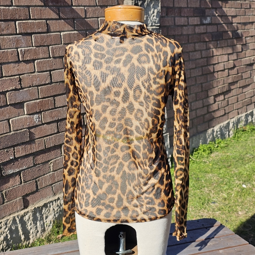 Elite Collection sheer leopard top - Picture 3 of 5